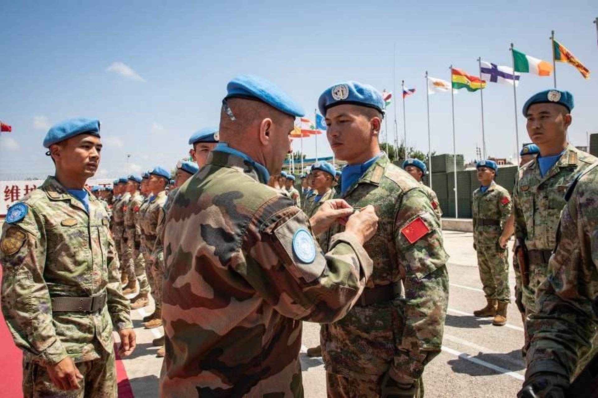当地时间7月4日,中国第21批赴黎巴嫩维和部队授勋仪式在黎巴嫩南部