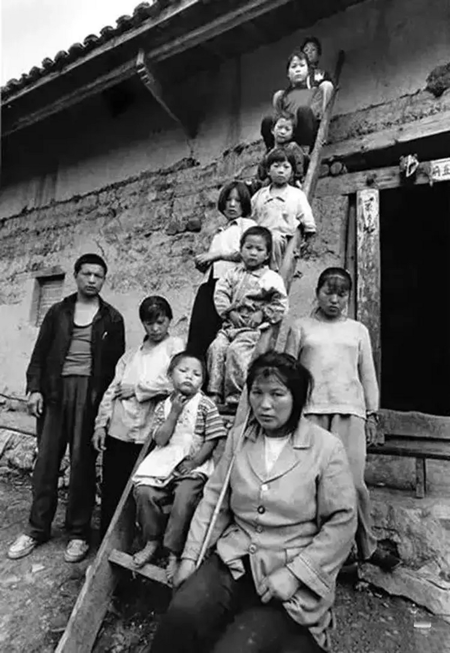 在八十年代,一个农村家庭为了留下一张全家福照片,想出了一个巧妙的