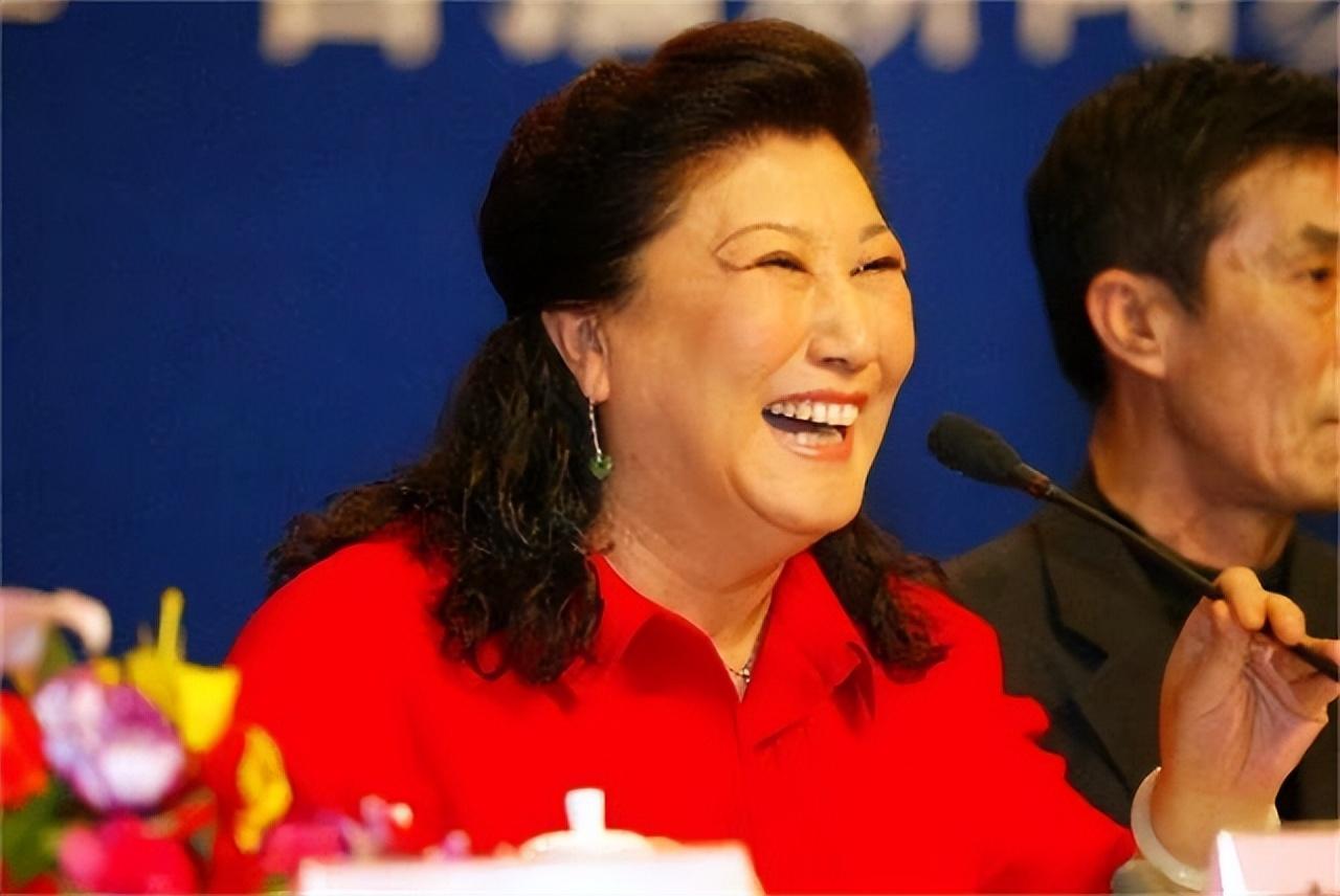 小品王高秀敏墓:雕像是谢幕专用动作,碑上仅有出生年份意义特殊