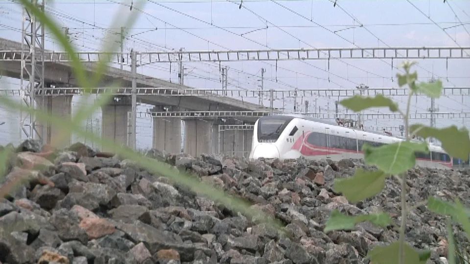 市郊铁路怀密线"粉色系"新车整装待发