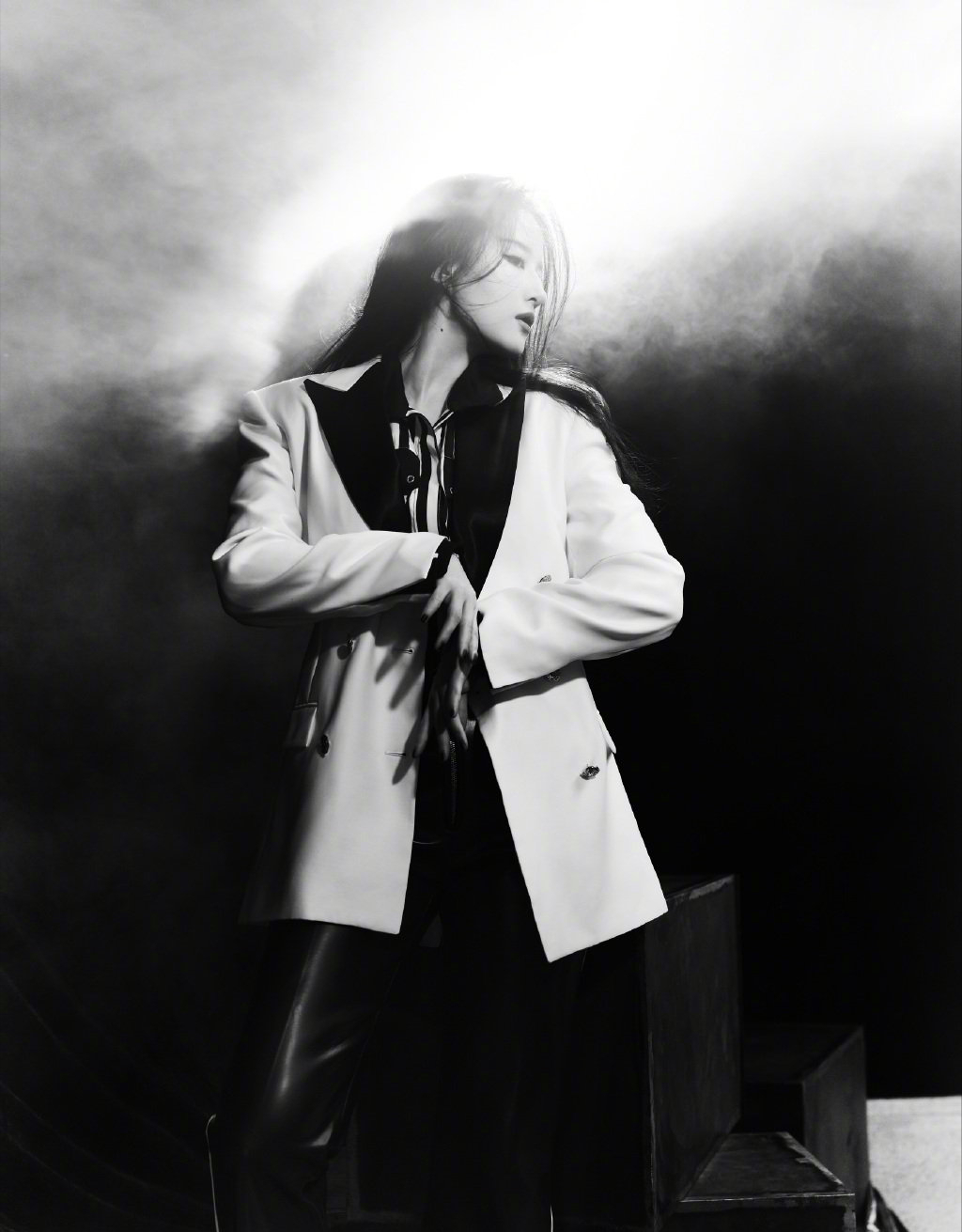 女神刘亦菲时尚大片曝光,西装配皮裤飒气十足,仙女耍酷不一般