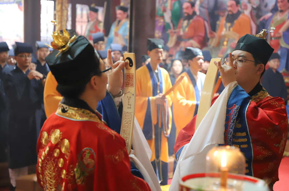 坛大师于天师殿为箓生颁发天医宝牒及经箓,并进行上表及圆满谢圣科仪