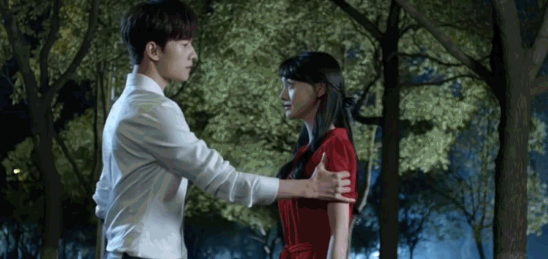 像是去年的《你是我的荣耀》,他和迪丽热巴的cp,已经自然了一些