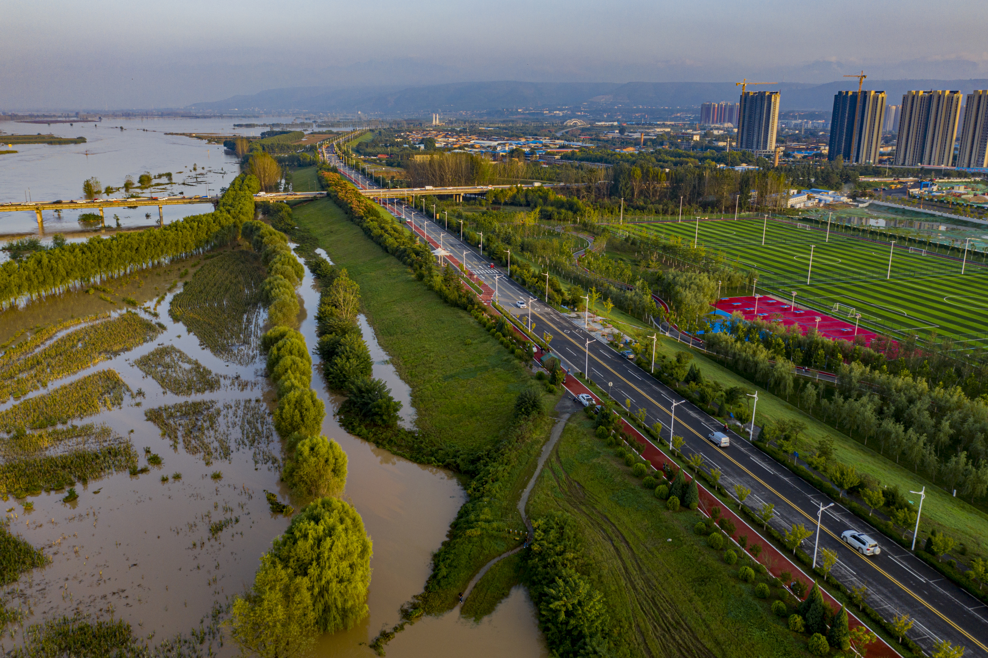 航拍渭河涨水漫滩(高清组图)