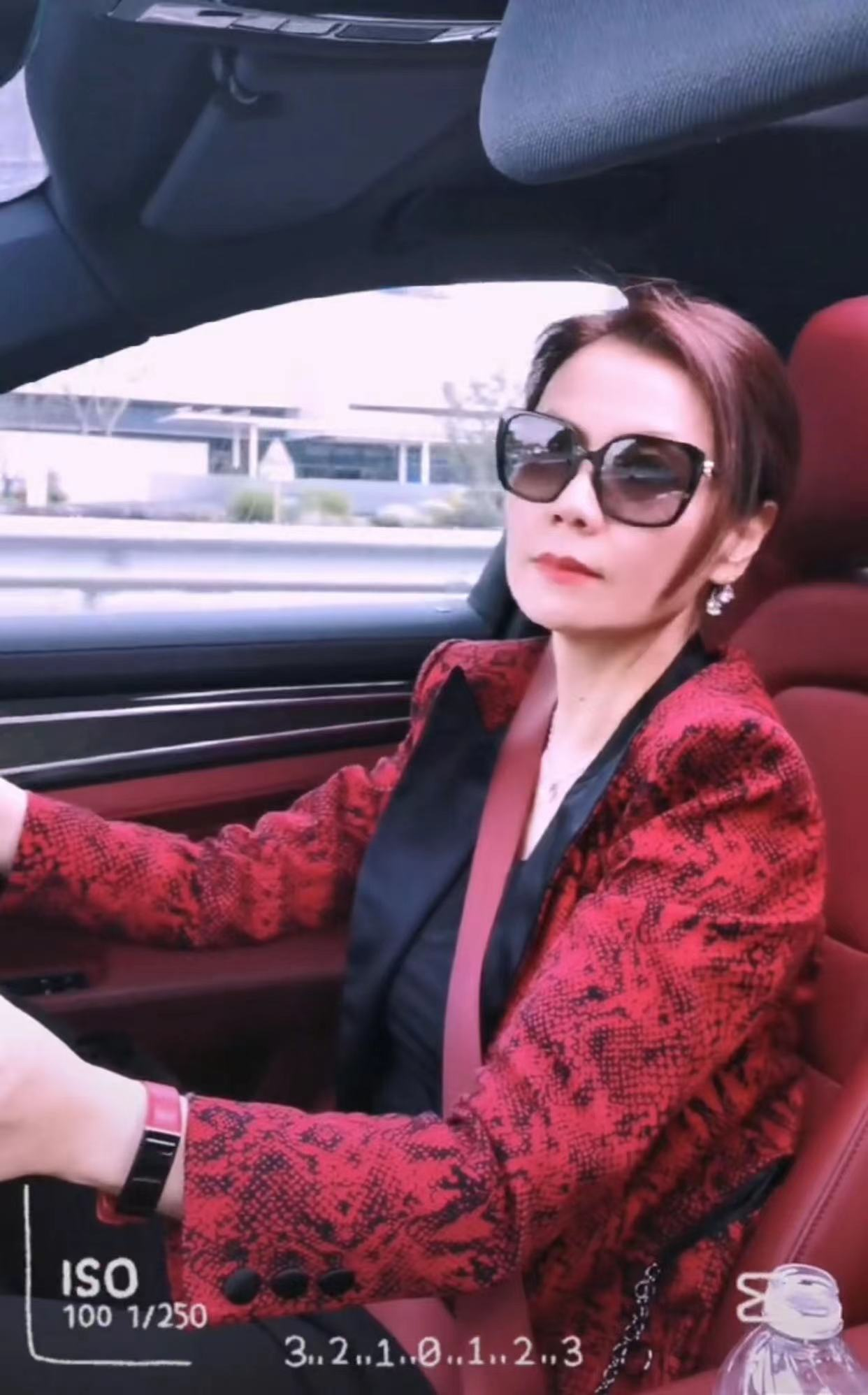 周冰倩开百万豪车出行,昔日主持一哥孙鸣洁露面,身材发福认不出