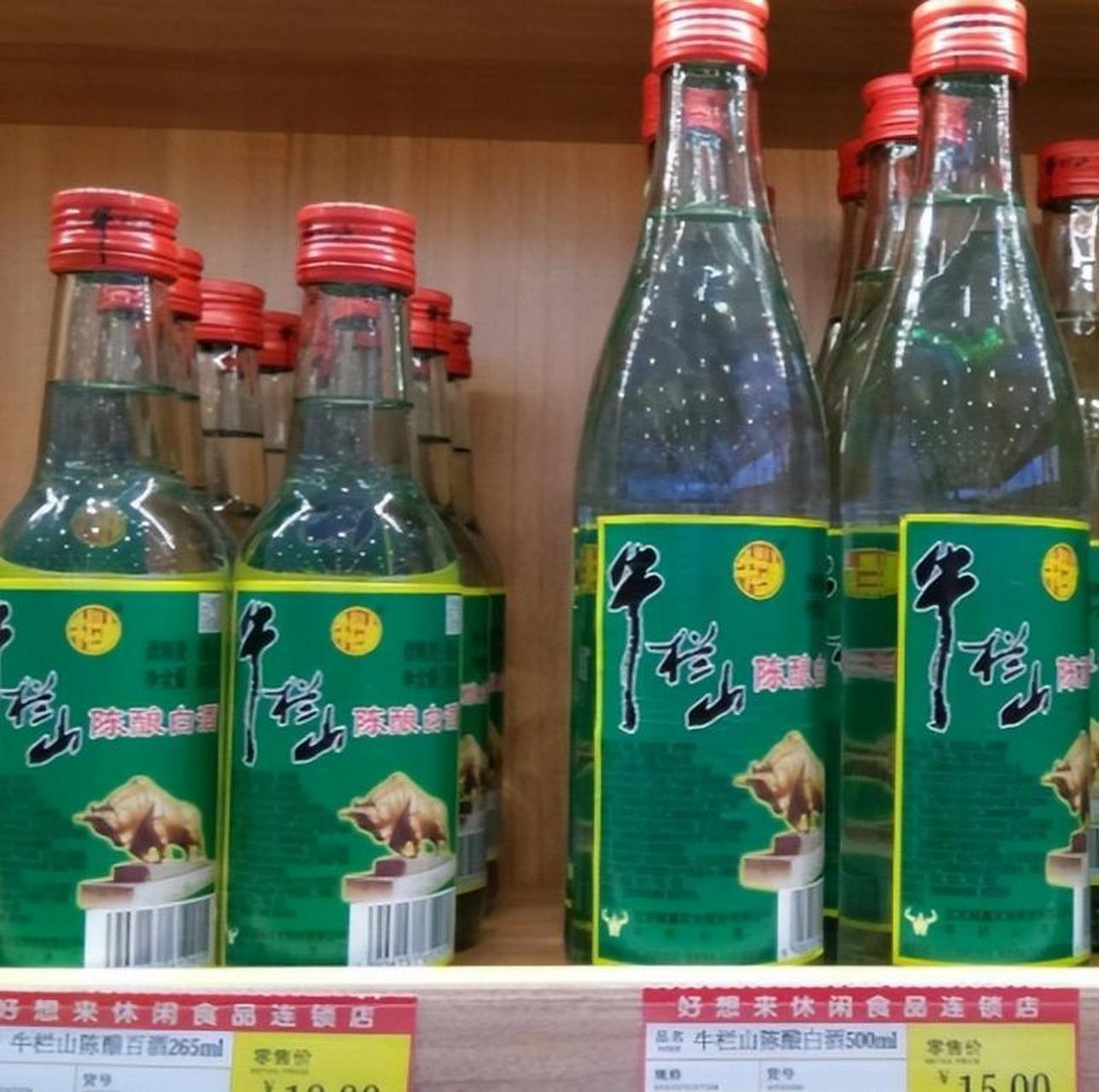 江苏徐州,一男子到附近超市货架角落里买了2瓶牛栏山白酒,货架显示