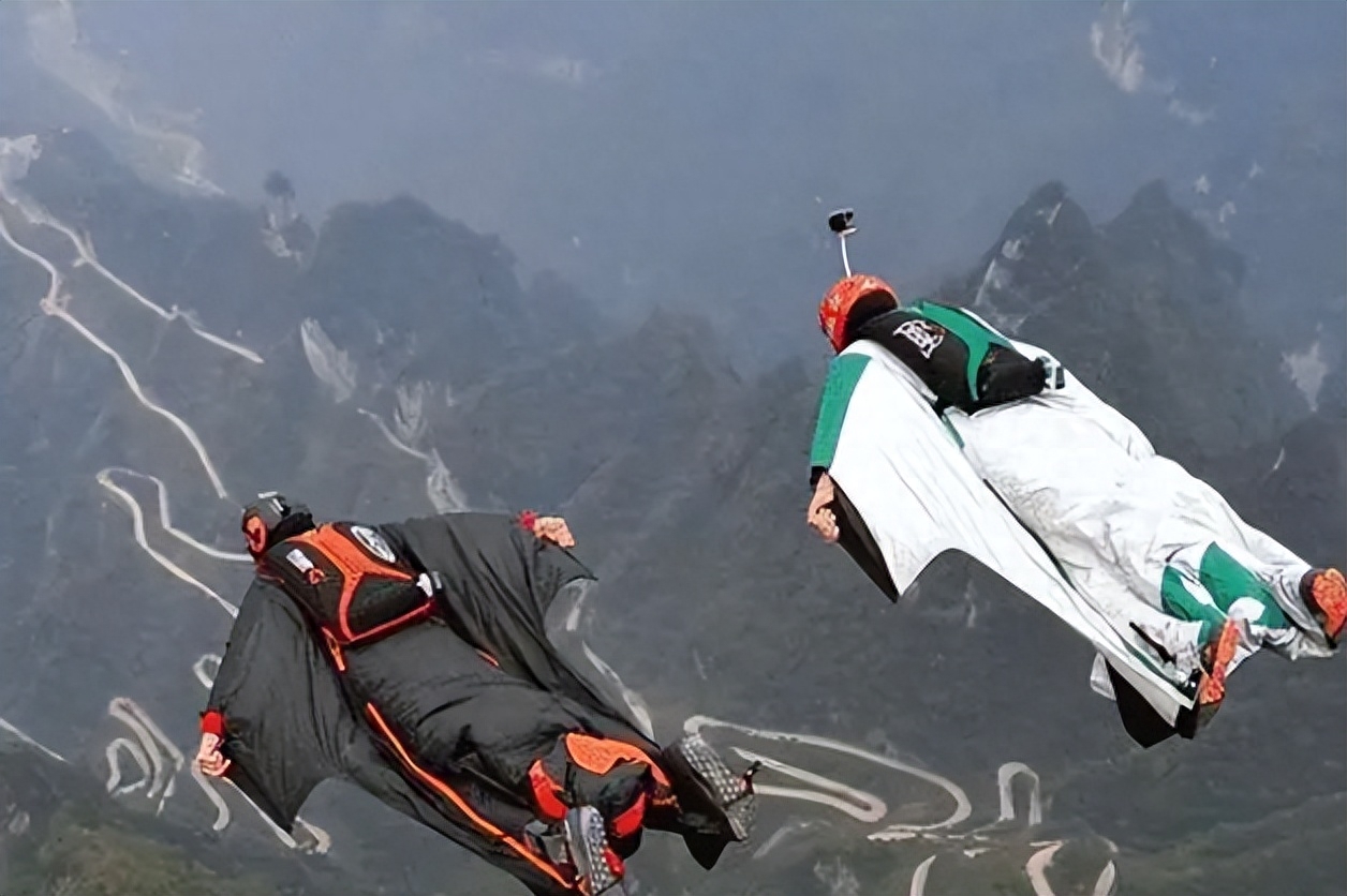 回顾:女孩翼装飞行去世,生前19秒视频曝光:空中露出奇怪的微笑