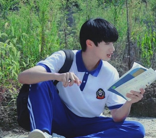 朱志鑫上学照,生图颜值像小说里的校草,令学校女同学心动