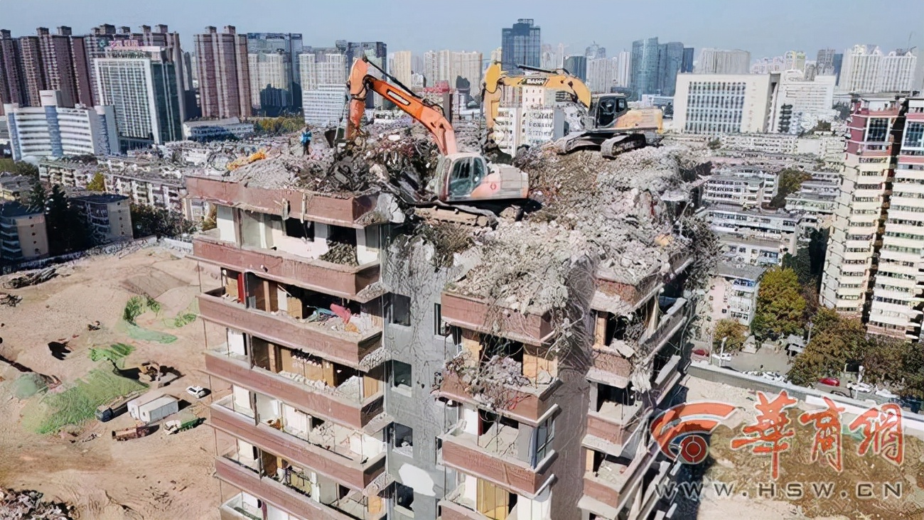 西安23层"最牛民房"正拆除,2台挖掘机每天拆一层