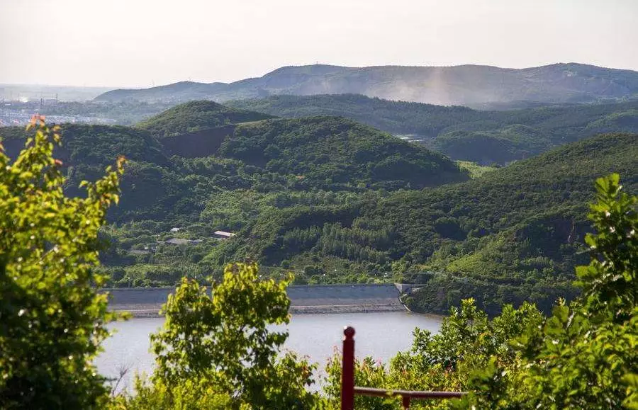 石龙山距市中心仅23公里,是一处集自然景观,人文景观为一体的森林