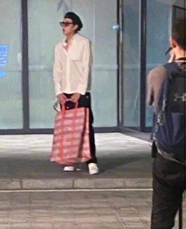 吴亦凡简直帅炸!新综超帅出场成名场面,手拿编织袋更像走t台