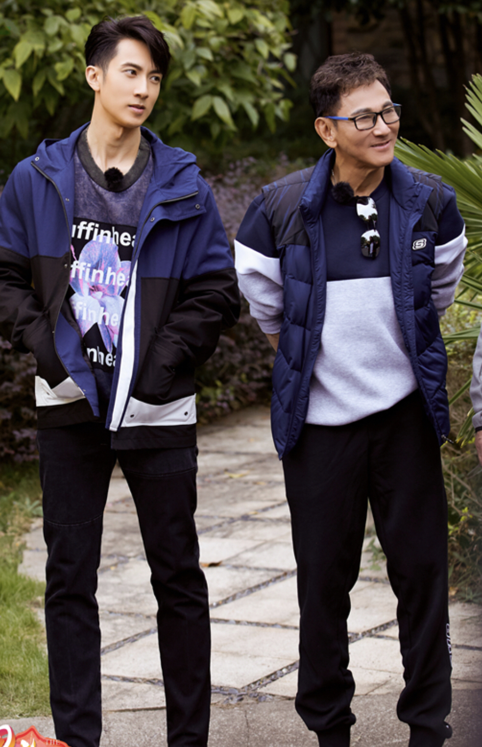 吴尊父子罕见同框,70多岁吴爸穿卫衣好显年轻,和儿子看着像兄弟