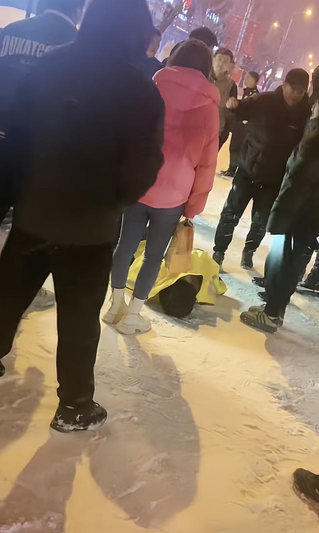 黑龙江男子在街头活活冻死,醉酒睡着一夜未归,家属歇斯底里大哭