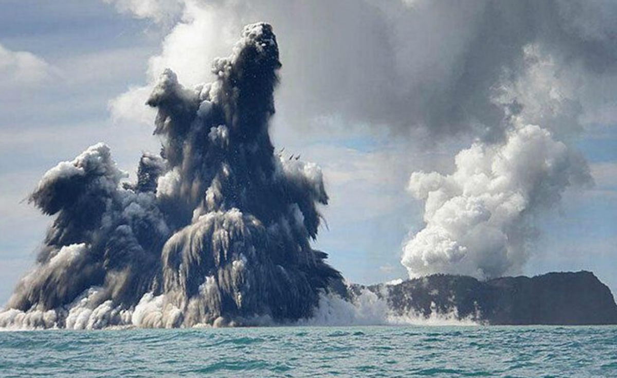 海底火山爆发有多恐怖?汤加全国与外界失联,太平洋被"横扫"