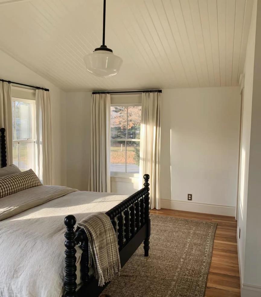 美国妇女晒房子,没有多少陈设但温馨精美,留白的房子充满了美感