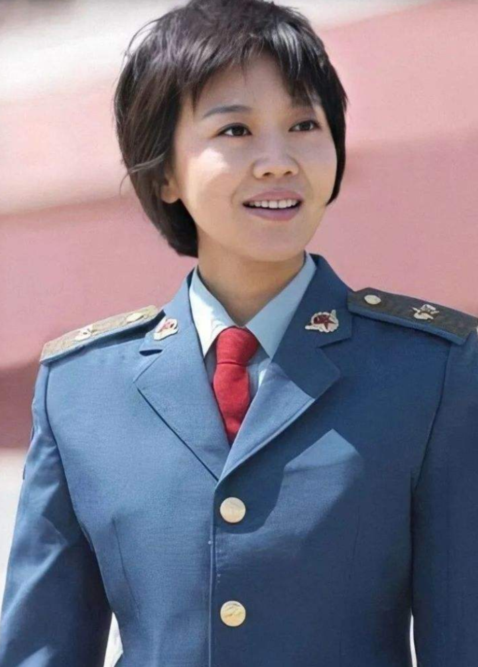 女明星穿军装谁最真实?有人短头发获好评,有人大红唇被骂太假
