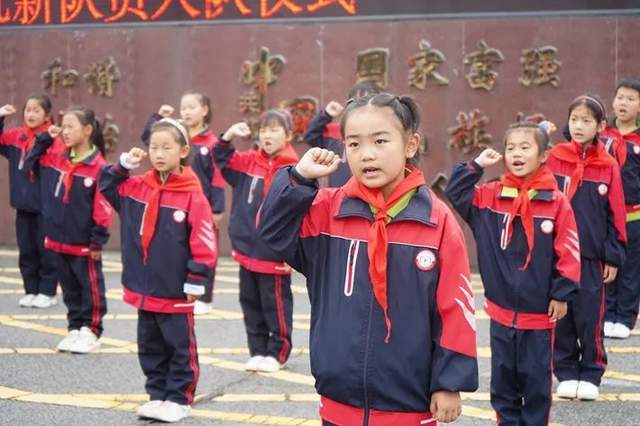 遂平五中开展主题升旗仪式暨2023一年级首批新队员入队仪式