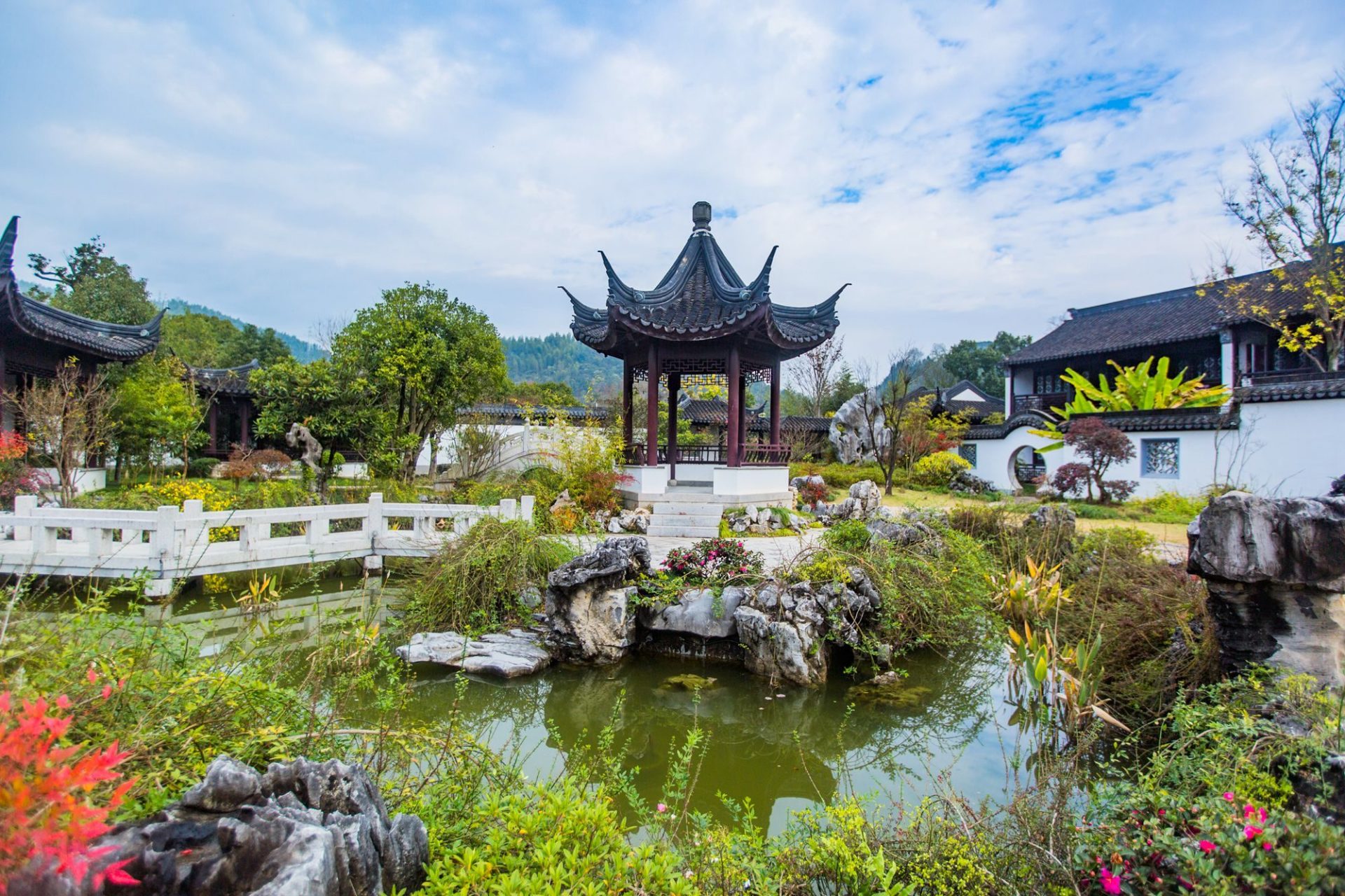 关雎文化园是浙江丽水市遂昌县的景区,仿明清时江南的建筑风格,适合穿