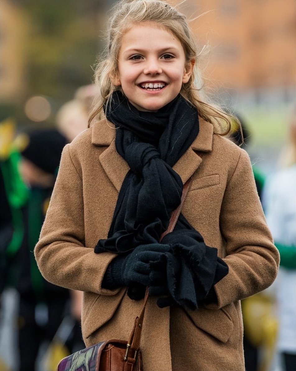 瑞典王室的庆典,11岁埃斯特拉公主登场,成为瑞典王室庆典的明星