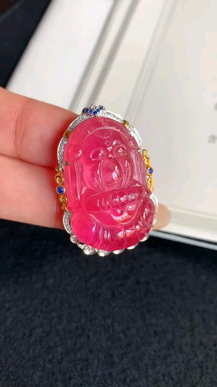 象宝宝吊坠,荧光感十足,油润透亮,k白的镶嵌,简约又大气-度小视