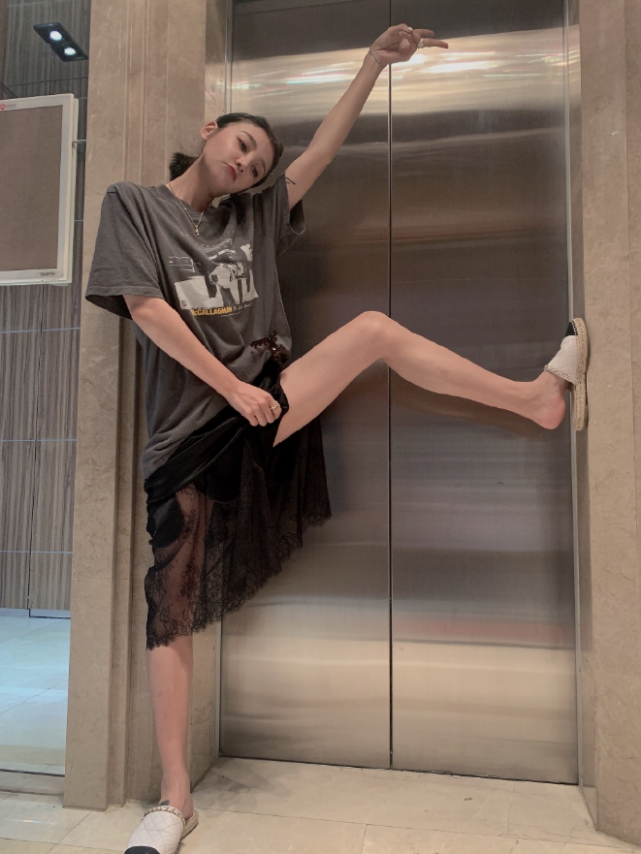 懒理前夫官宣恋情,唐菀自信晒照秀身材,不靠男人后越来越美