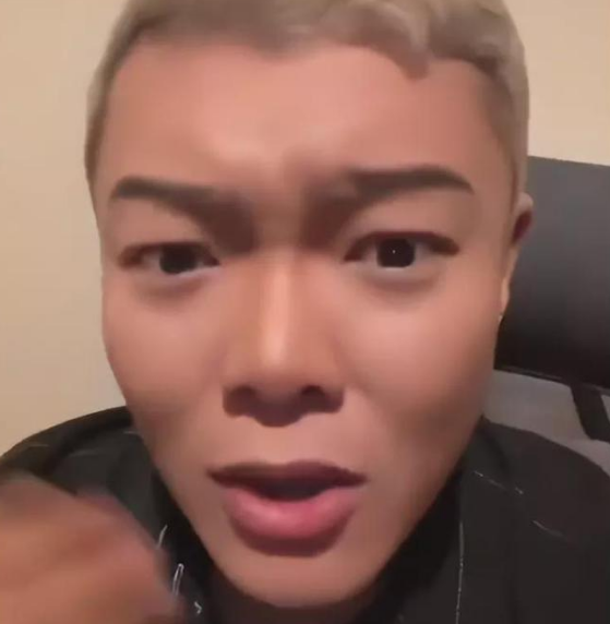 "白雪公主"回应歧视亚裔,竖中指,摊手,翻白眼,评论区已沦陷