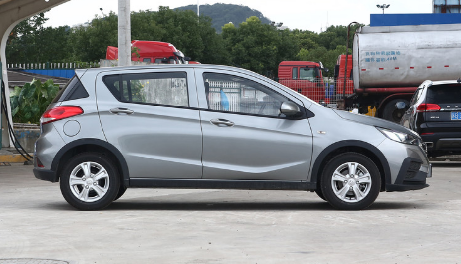 74万!适合年轻人的两厢车,空间很实用