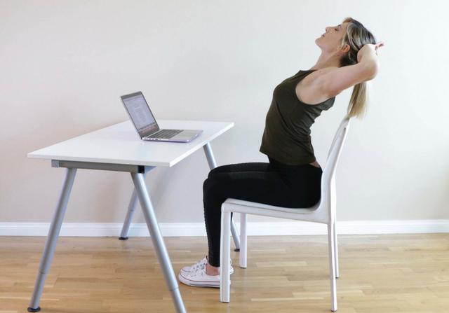 9个办公室坐姿伸展运动,释放颈椎,肩膀和腰椎,缓解