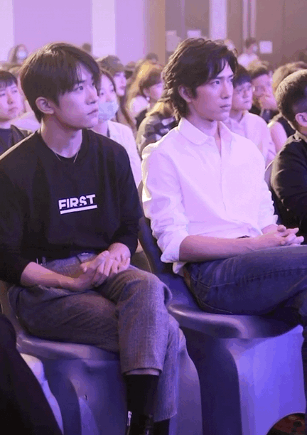 谁让易烊千玺和井柏然坐一起的 两人同框的画面哪儿像是大明星?