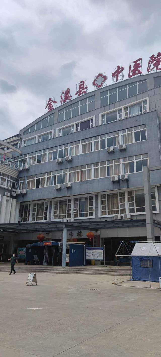 眼镜店店员在抚州金溪中医院坐诊 验光后直接带患者去店里配镜