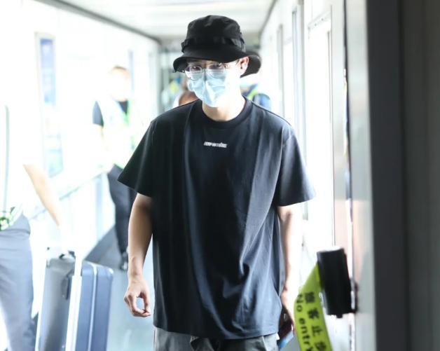 23岁刘昊然突然发福变胖?网友晒侧身镜头照片,道出背后真相