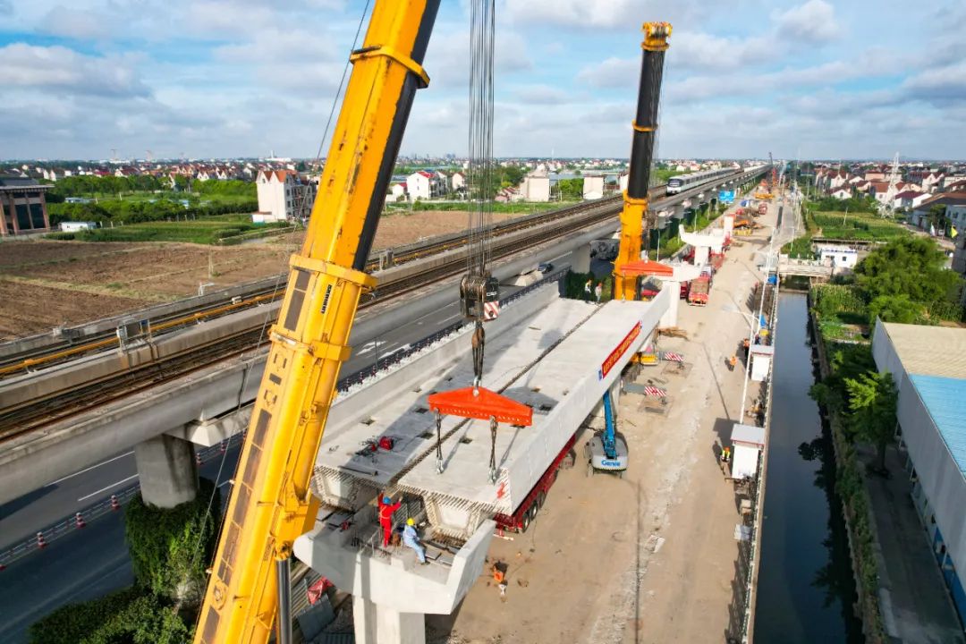 上海南汇新城临港大道节点改造工程首件箱梁成功吊装
