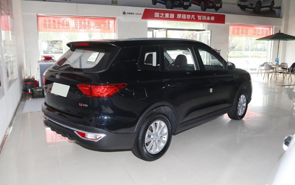 潍柴集团造的中型suv u70,有神似哈弗h6的影子,内饰也很像