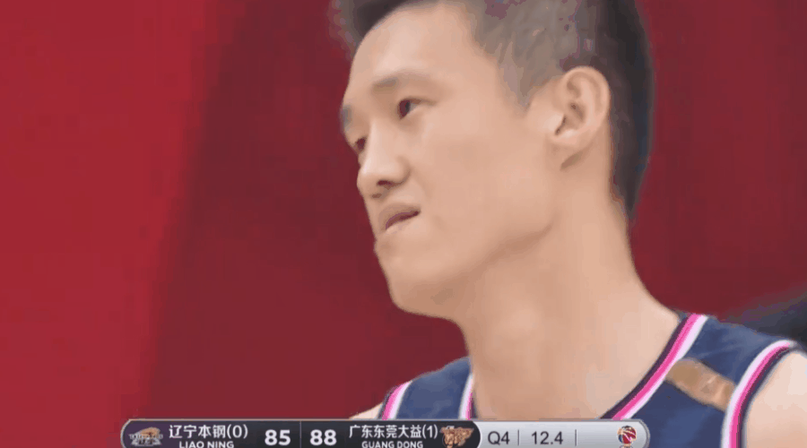 绝望的辽宁只能对周鹏犯规,后者本季罚球命中率66.
