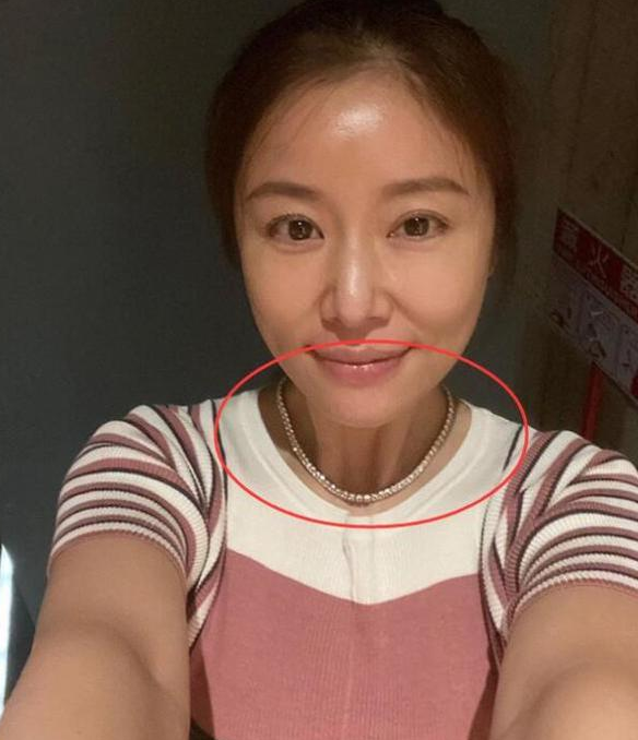 44岁林心如玩自拍,脖子里的项链抢镜,网友:一般人戴不出这效果