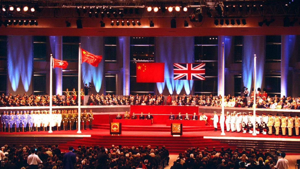 97年香港回归,英国故意拖延12秒,我军霸气喊话:祝你们一路平安