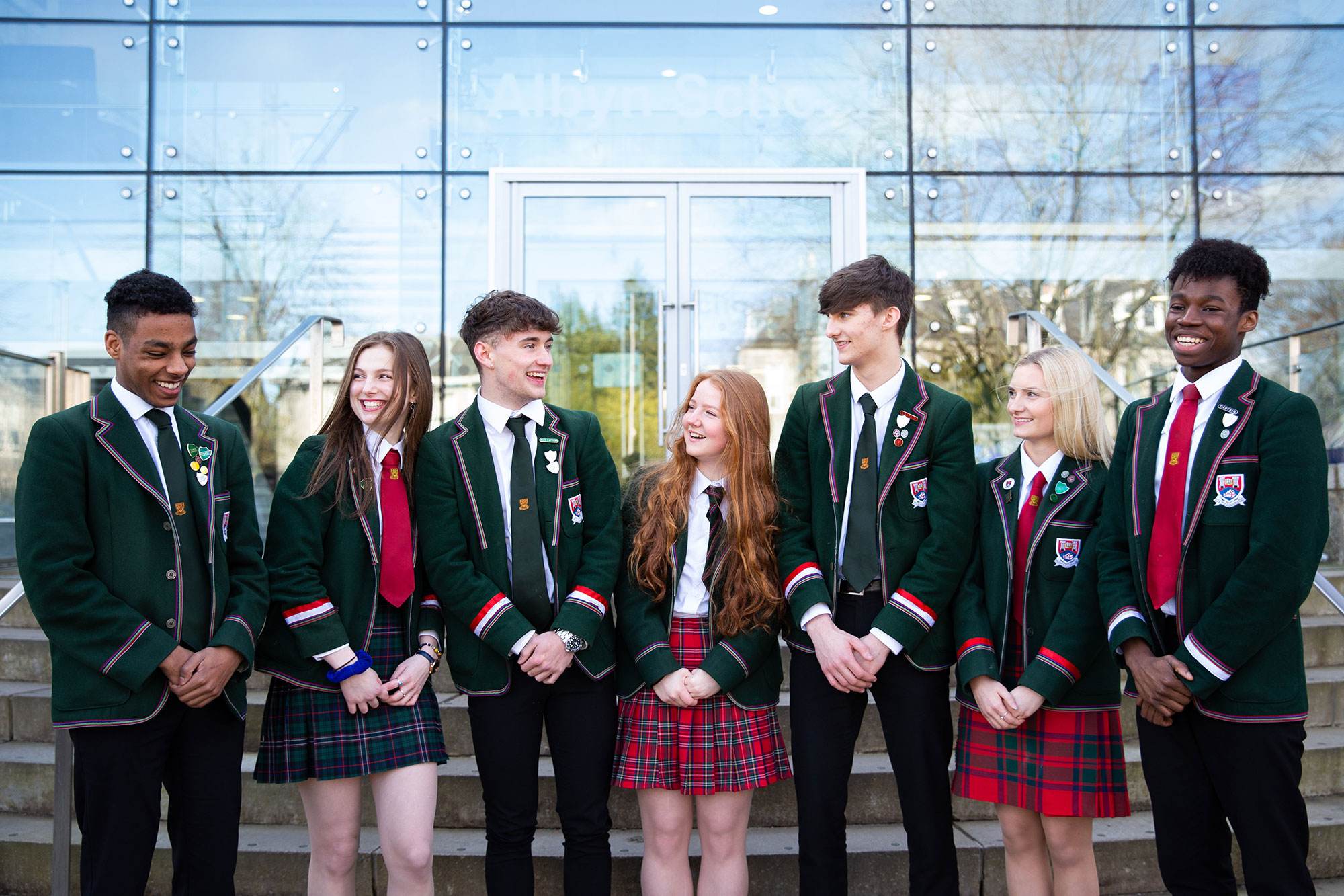 英国公布大学生起薪:年收入超3万英镑!留学英国还迎来1个好消息