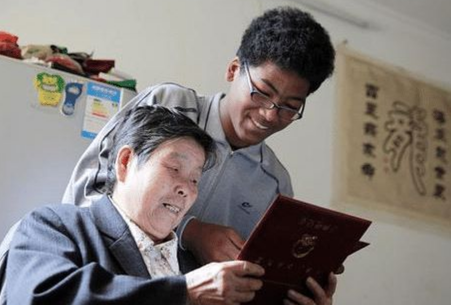 回顾:上海阿婆养大黑人小囡,历尽艰难成上海人,如今他们过得如何