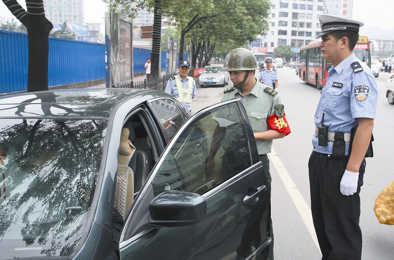 军人犯错警察有权抓捕吗?如果军人开军车违章,交警能拦停处罚吗