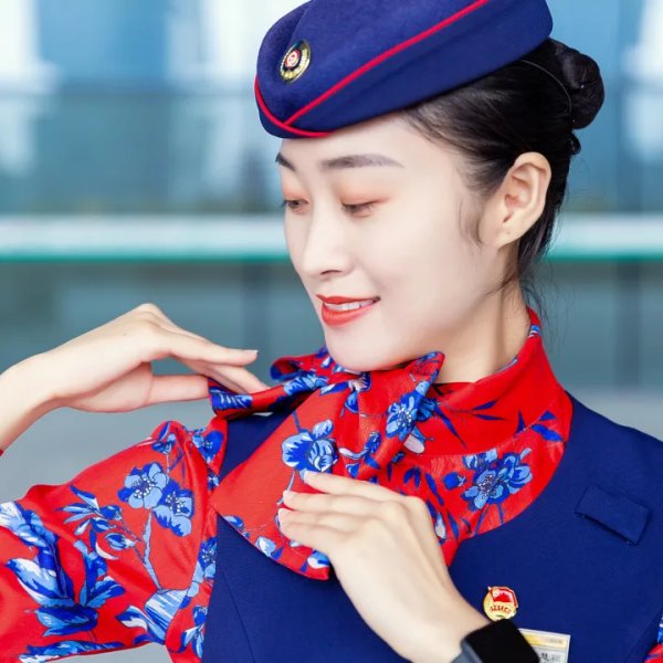 "青花瓷"配"中国红"!乘务员小姐姐换新装啦