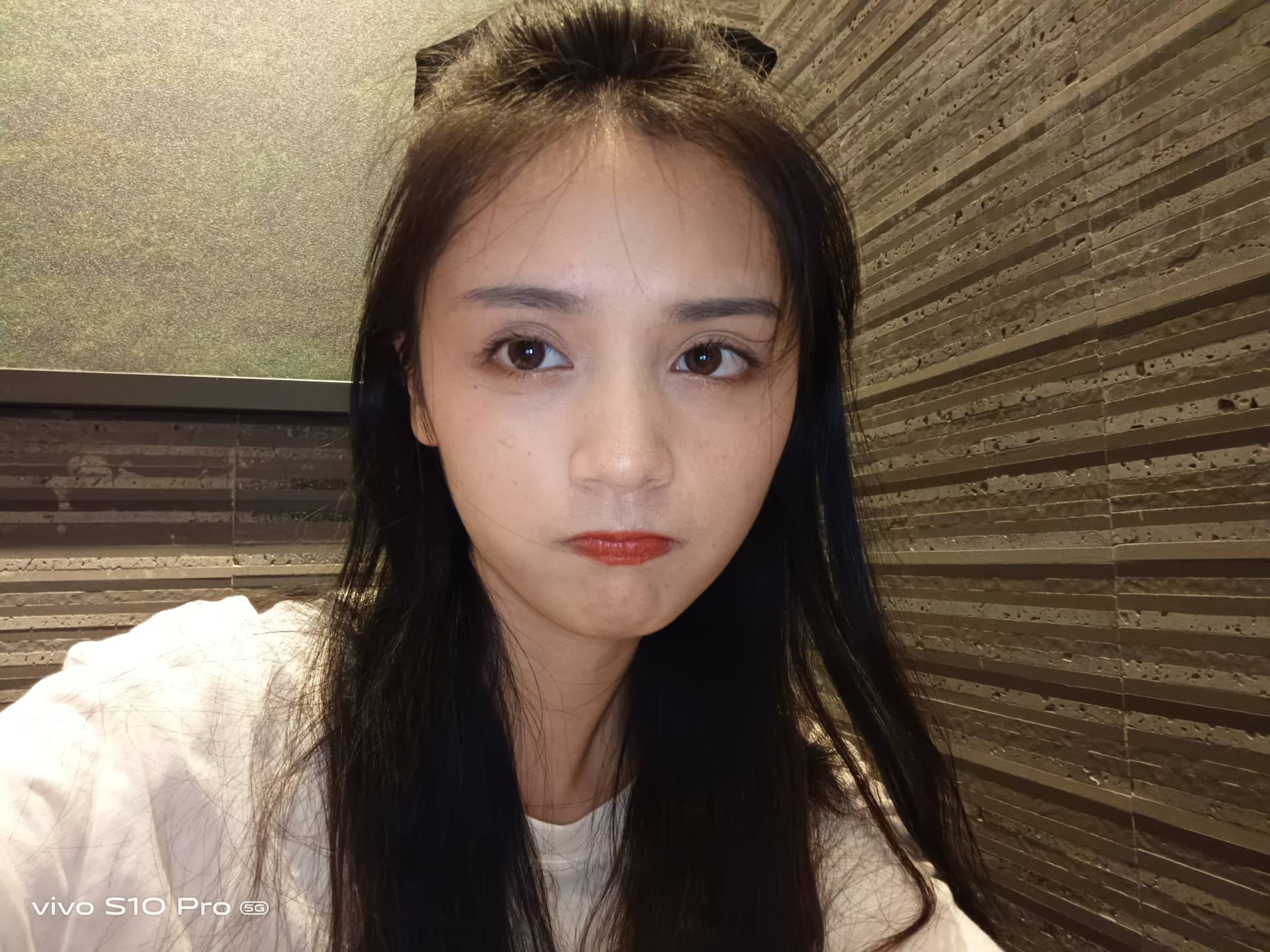 使得小姐姐在黑暗环境中依然可以随心拍出好看的自拍照