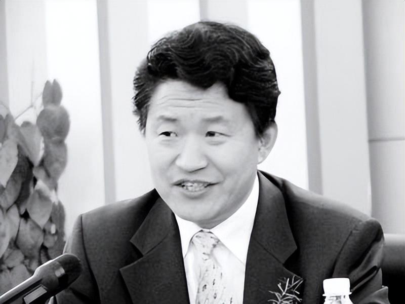 回顾富豪徐立华:年赚2亿,占据手机半壁江山,如今下场令人唏嘘