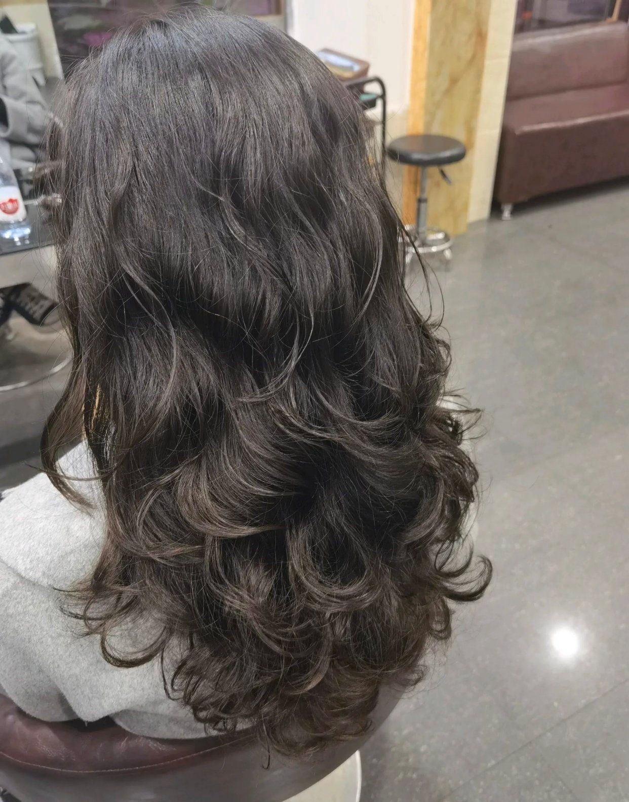 女人过了50岁,不一定非要剪短发,这三款长卷发时尚洋气又显年轻