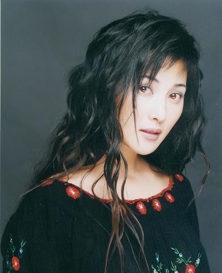 回顾常戎与王菁华分手20年他娶娇妻幸福美满她50岁单身惹人心疼