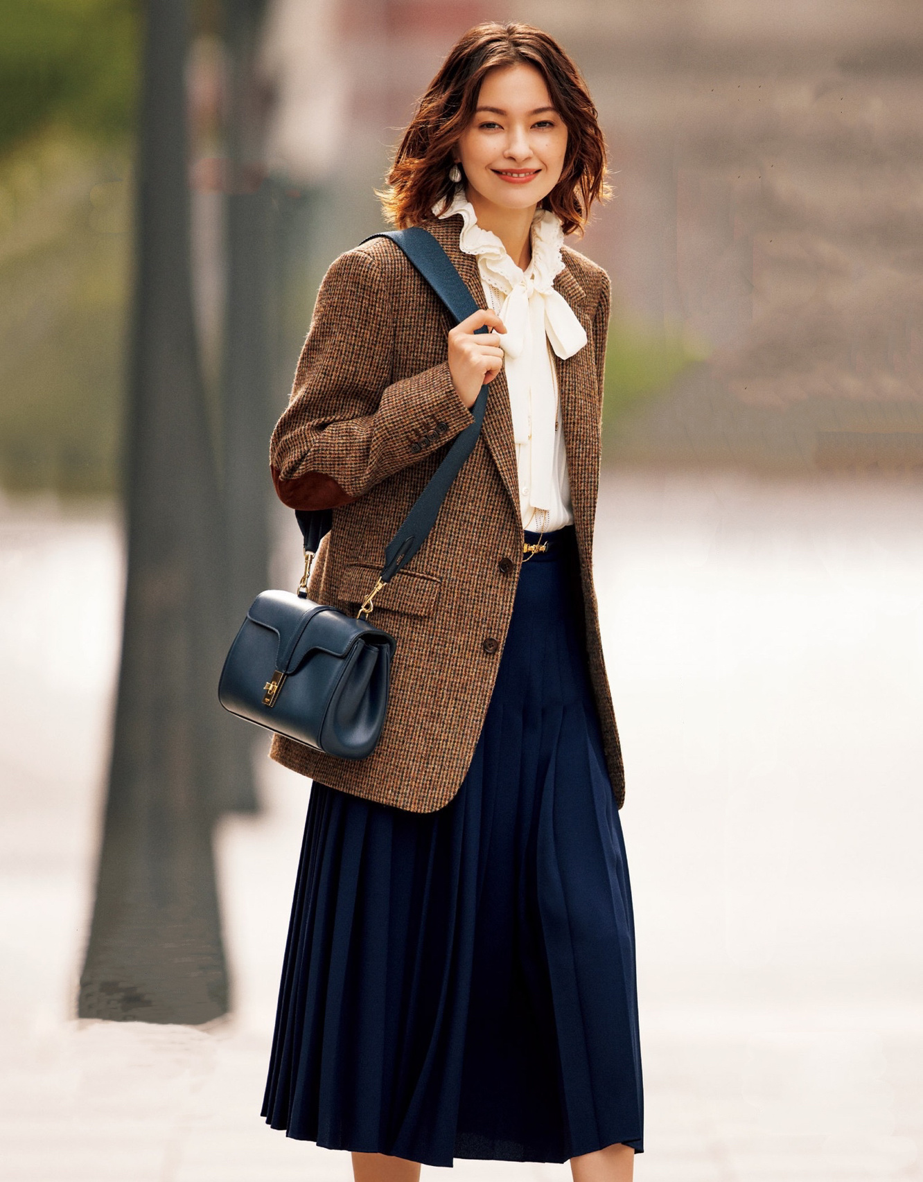 穿着得体的女人:裙子不会过膝盖,鞋子带点低跟,美得优雅高级