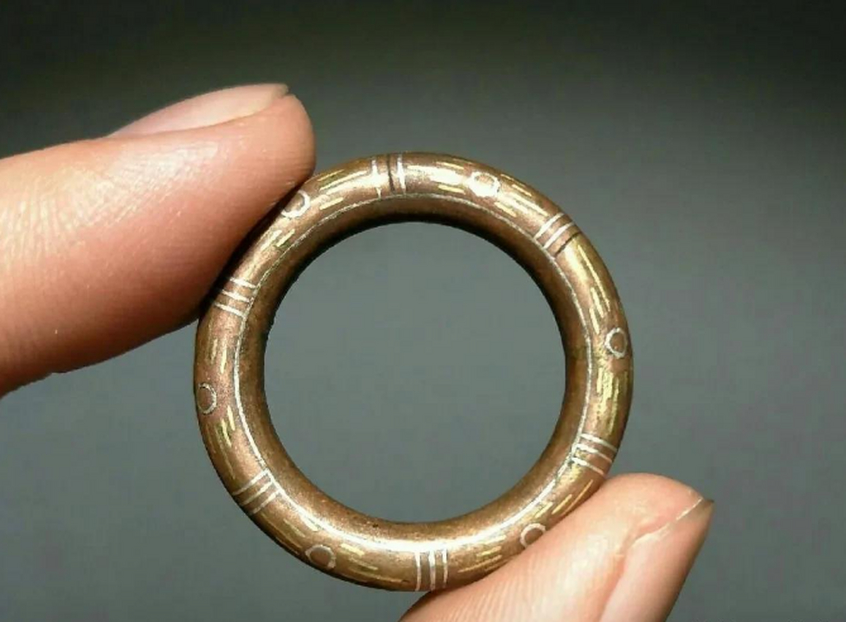 一男子捡到一个铜环送给妻子当戒指,不料几天后,竟有人找上门出五万元