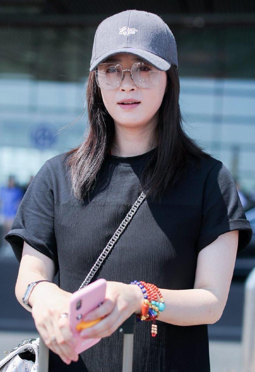 蒋欣在机场真会穿,长款牛仔外套配棒球帽,轻松美出国际范