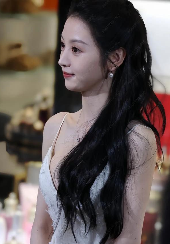 田曦薇"成都王府井"生图,仙女白裙又甜又美,满分身材真的惊艳