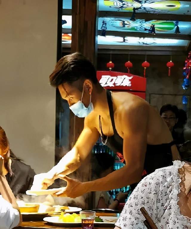 西安猛男火锅店爆红,服务员个个肌肉发达,身材堪比模特