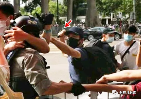 推荐|母子合谋骗取梁振英悬赏金？七一刺伤港警案，又有惊人发现！